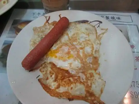 香肠煎双蛋 - 香肠好难食.因为好似毫无水份.个煎蛋好老.