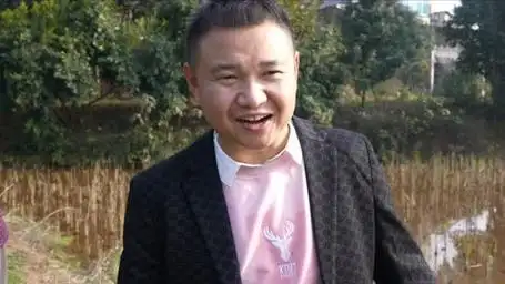 元旦将近,农村四哥带两兄妹买新衣,品美食,两人高兴的