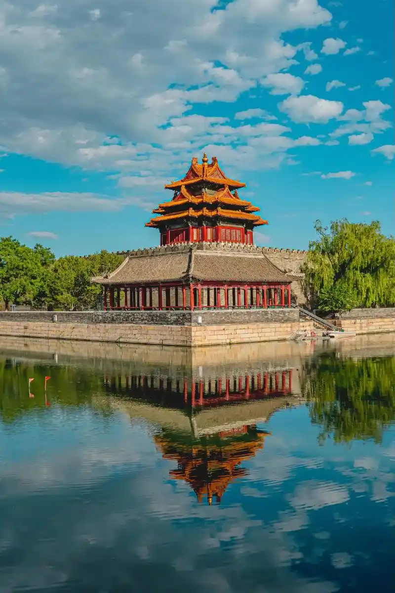 若要问北京旅游最佳的看云地点,那必定是故宫的角楼.站在角楼之下