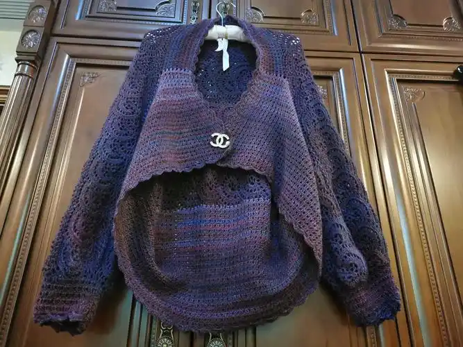 袖,不择身材,胖瘦皆宜,上下可颠倒穿,2种效果都很好,门襟钩了25排花样