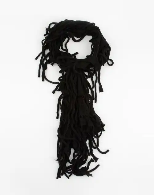 黑色毛线流苏围巾