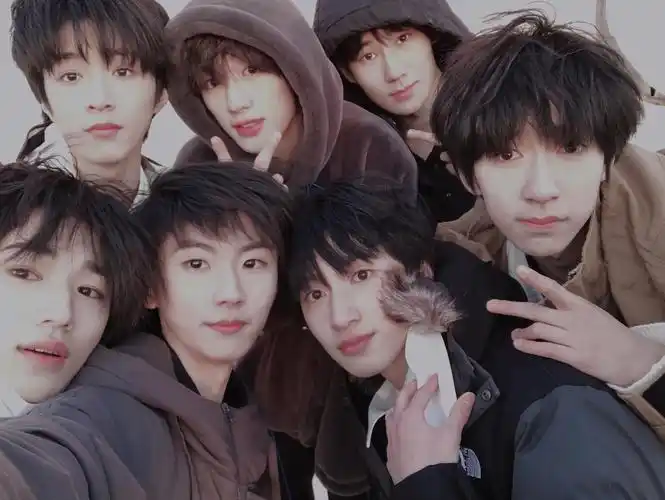 时代少年团最新合照感受来自弟弟们的美颜暴击