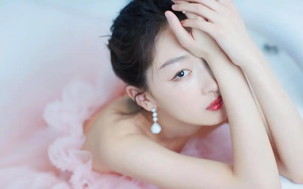 周冬雨粉裙甜美高清桌面壁纸