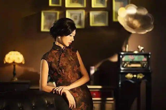 弄堂里优雅的女人和正在放《夜上海》的留声机