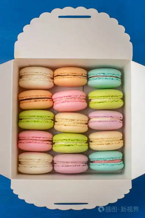 一盒新鲜多彩的马卡龙五颜六色的曲奇柔和的颜色2