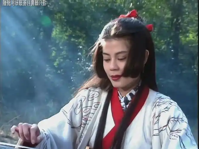 梁艺龄把导演折磨死去活来的陈少霞;在这部剧中,任盈盈毫无疑问是女一