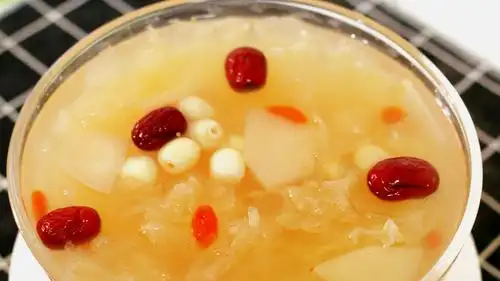 爱她给她做一碗安神养颜的冰糖雪梨莲子羹,营养又美味!