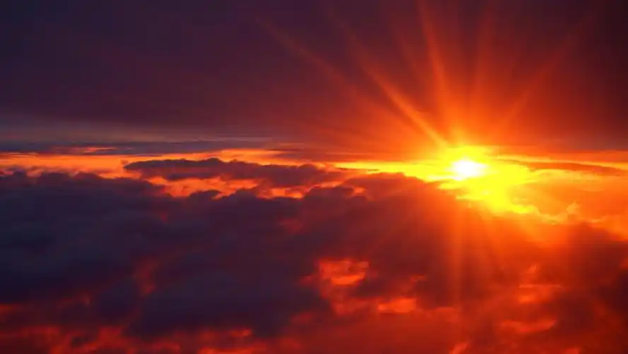 三万英尺高空实拍罕见的火烧云奇观宛若喷发的火山口 映红了整片天