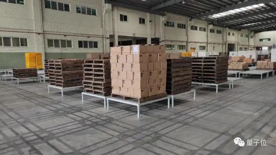 在东莞的徐福记五厂,厂房中间有一片暂时存放货物的缓冲区,包装好的