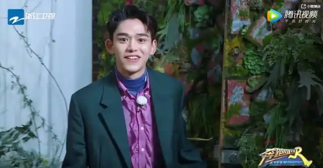 黄旭熙颜值高是认真的?看到他笑起来的样子,观众:嘴巴都是歪的