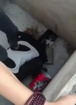 男生头被踩进粪坑血流满面