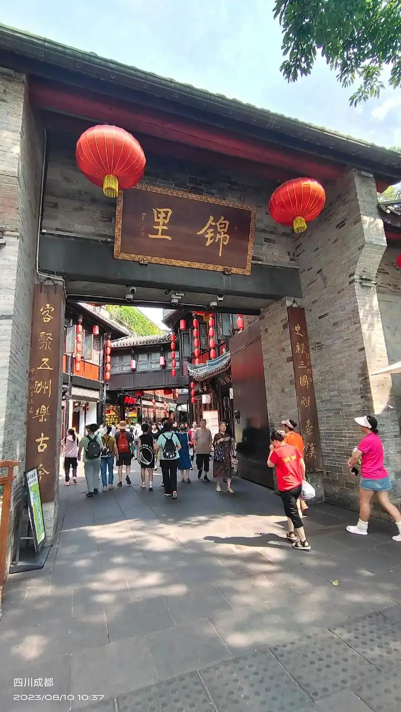 锦里古街位于四川成都市武侯祠大街231号,占地30000余平方米
