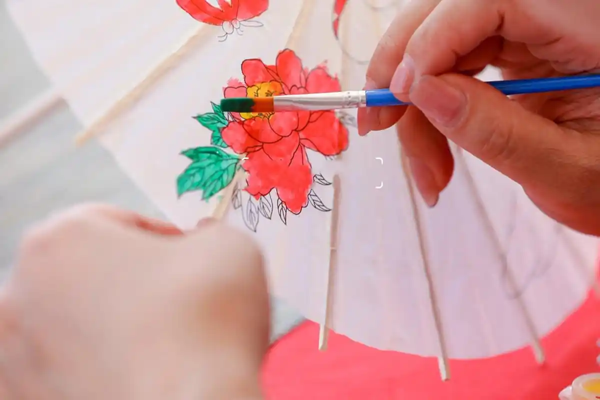 手绘油纸伞diy活动 七夕中秋节非遗团建沙龙 手工油纸伞的特点是色彩