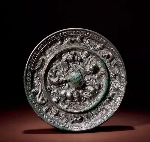 1710 瑞兽葡萄镜