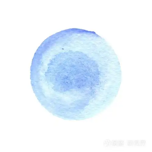 水彩浅蓝色的圆圈与孤立的白色背景上的毛边.画圆纹理的水彩污渍