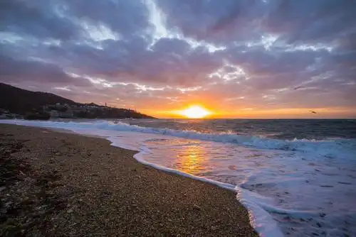 【套图】多云天的海边日出-蜂鸟网