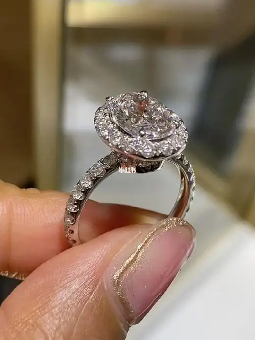 2克拉鸽子蛋钻戒不是富婆也能拥有