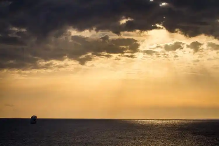 日出在水上与帆船图片下载