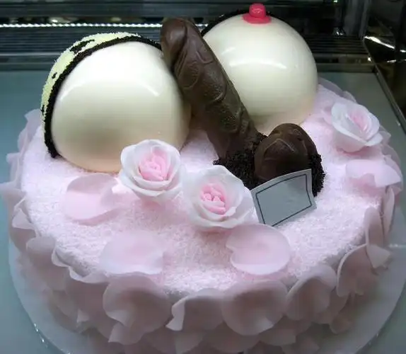 如果有朋友送小编这样的蛋糕,我不仅不敢吃,估计连切蛋糕的勇气都没有