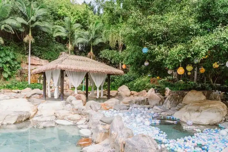 弥勒温泉天花板泉水一天一换深山森林中泡温泉堪比神仙日子