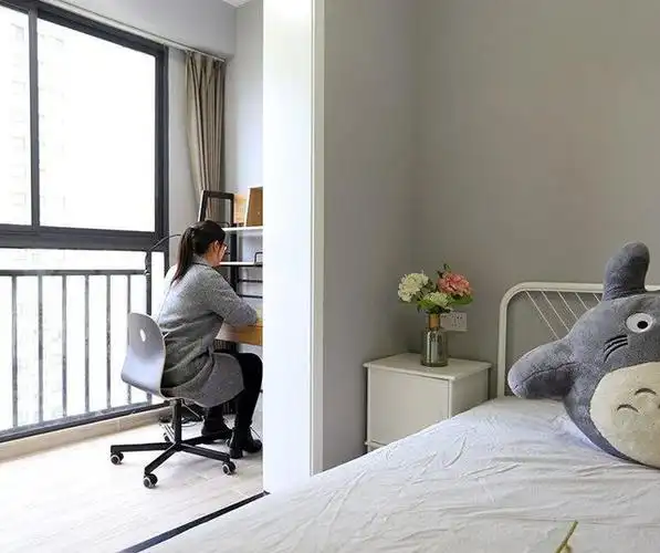 次卧阳台一角改造成小书桌,空间利用100分.温馨舒适,叫人欢喜!