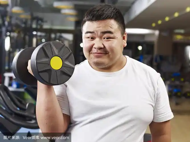 流汗的男人在健身房举着重物