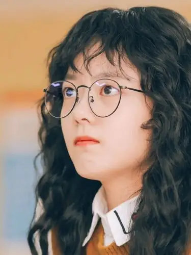 资讯 正文 赵今麦穿一件精约的连帽卫衣外搭一件蓝色的小羊毛外套