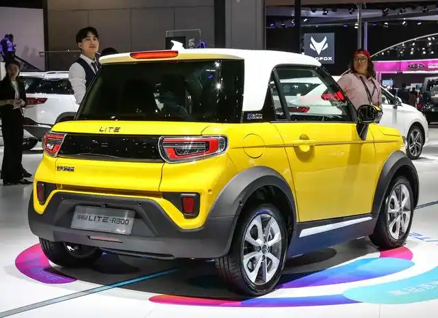 北汽新能源lite造型精致,定位于微型车,带有全景可开启天窗