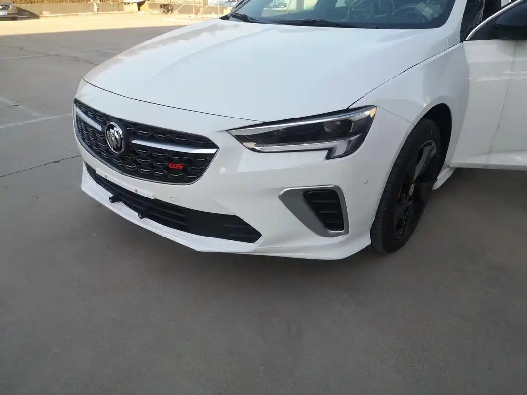 低调有内涵的白色君威gs