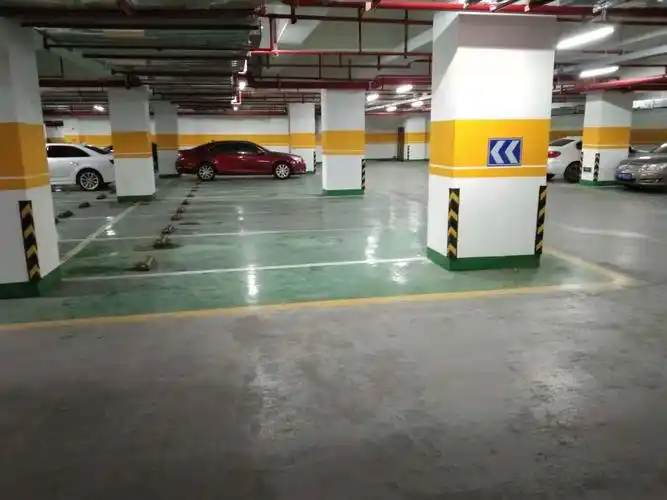 实拍超大停车场.