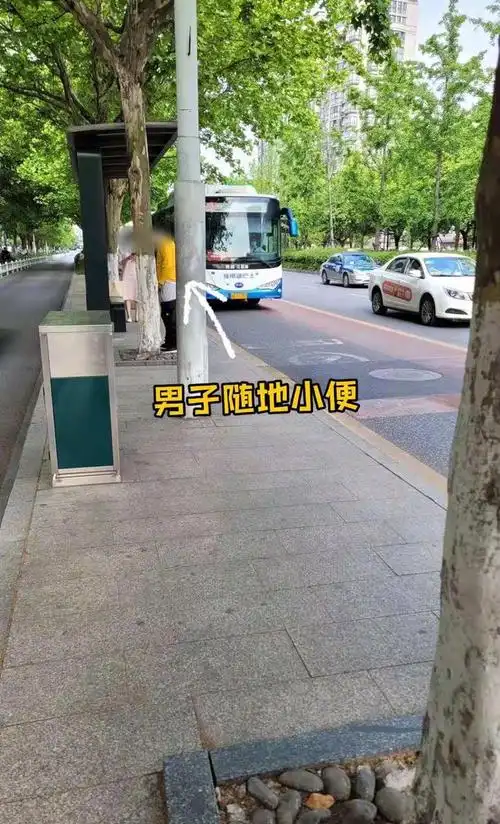 随地小便恐怕是动物才会做出的行为,但如今却发生在了这名男子的身上.