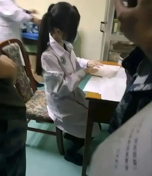 今天陪六舅检查身体,偶遇一个小护士,引起了我的注意,这背影似乎有点