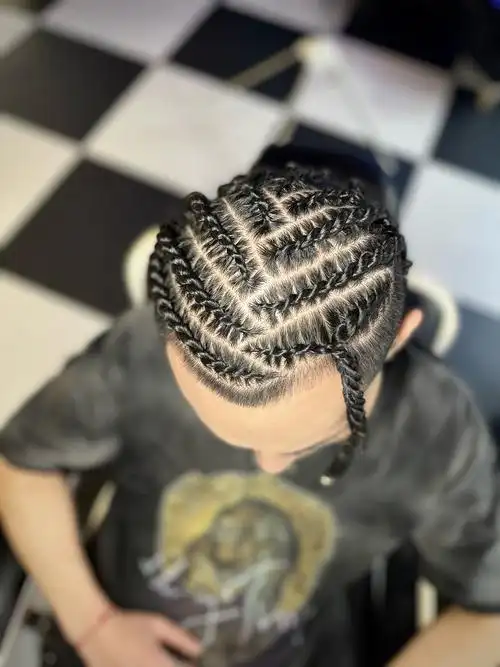 环境舒适整洁,让人心情愉悦,发型师特别细心,在编脏辫前,认真地为我