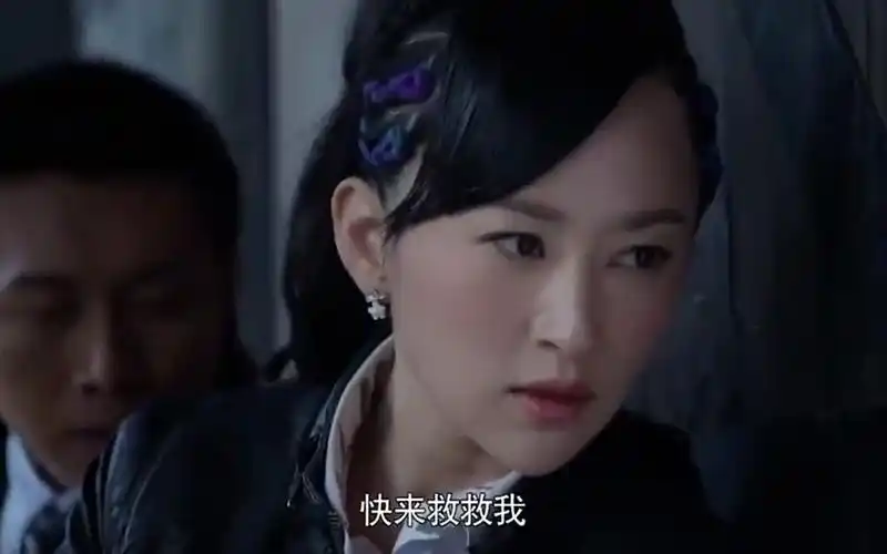 杀出黎明:女探长去仓库救人,不料里面是陷阱,鬼王趁机逃走了