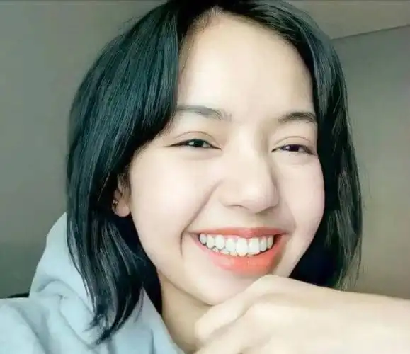 lisa晒素颜照,"人间芭比"被指嘴巴太大,去掉刘海后颜值下滑