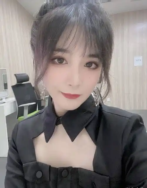 lpl主持人西西暗黑风格造型引粉丝热议:御姐西西美美子_比赛_观众们