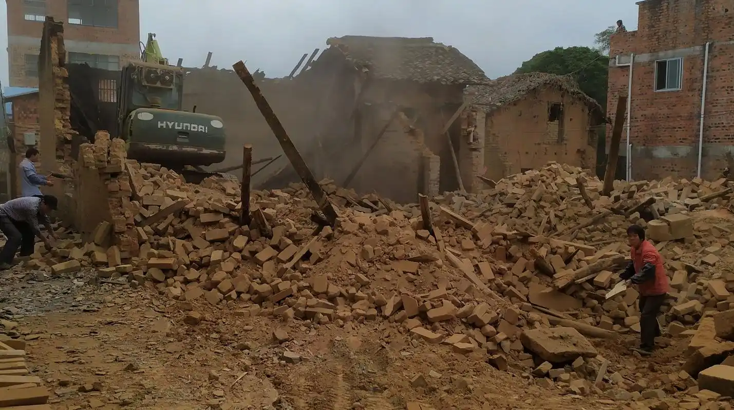 百年老房豪宅就这样拆了可惜了,拆容易建时难.