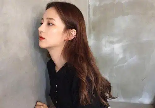 怎么做个很会梳头发的女孩 长发烫卷不能少发色丝毫不能缺_发型师姐