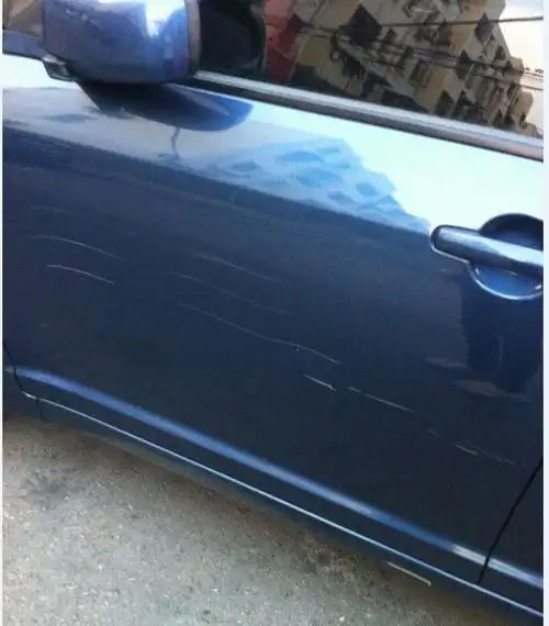 关于电动车刮伤小区车辆的问题