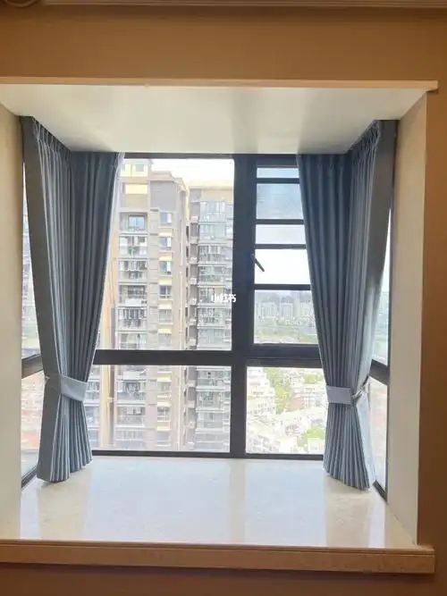 莫兰迪色系非常百搭,出错率低,撞色也不显突兀  #江岸区雅居窗帘