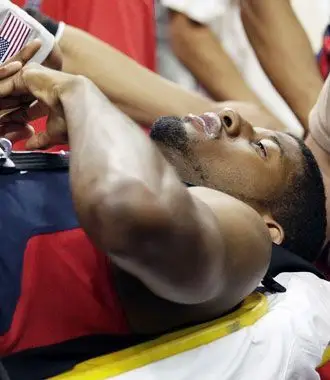 组图:恐怖断腿!美国男篮队内赛乔治小腿90度折断