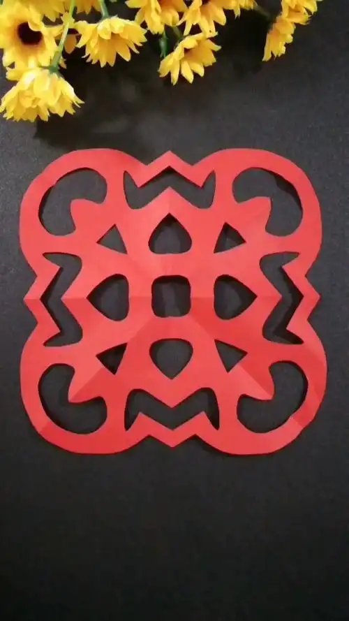 四角的剪纸窗花