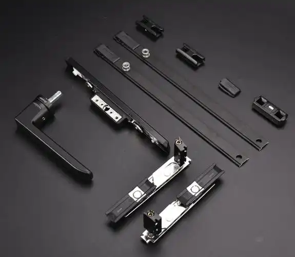 执念门窗采用原创进口德国五金,设计框扇齐平加隐藏式五金,可长期抵御