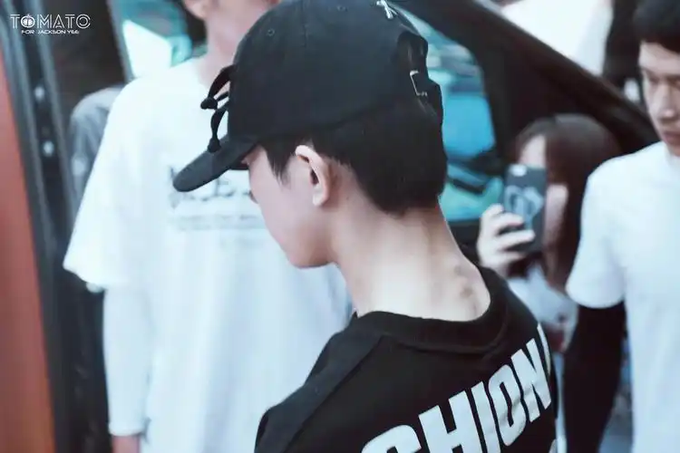 黑色短t 黑白格子裤|易烊千玺|格子裤|大佬_新浪新闻