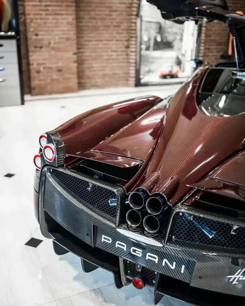 帕加尼huayra:风神之舞,超越巅峰的超级跑车传奇 帕加尼huayra是一款