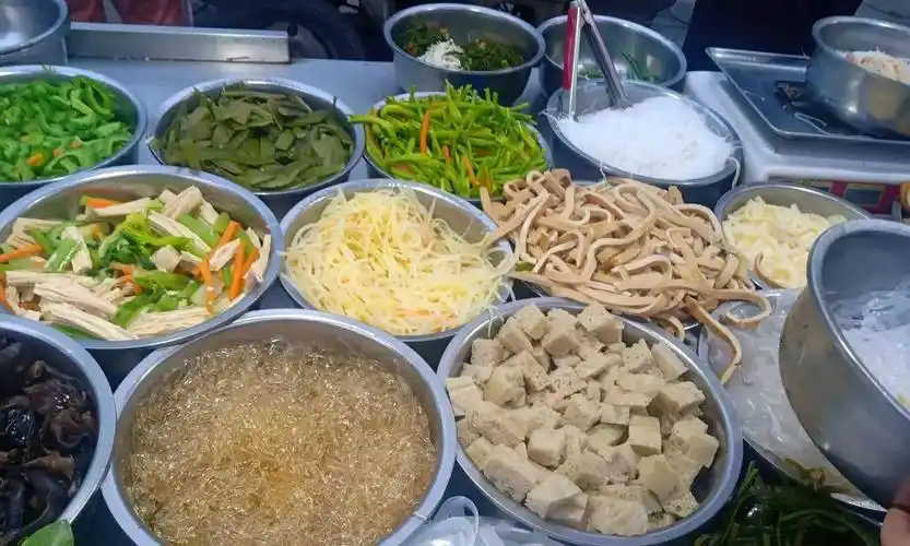 郑州人气火爆的凉菜摊,7元一斤,顾客很多