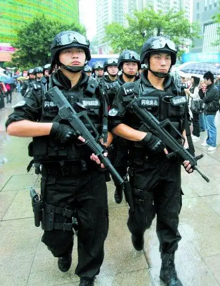 重庆成立反恐突击队装甲车开上步行街图