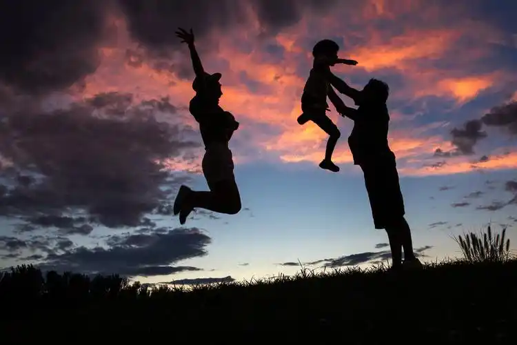 i> i>夕 /i> /i> i> i>阳 /i> /i> i> i>下 /i> /i>幸福的一家三口