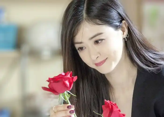 其中就有大家很熟悉的《欢乐颂》中的樊胜美,蒋欣把一个家境贫困,但是