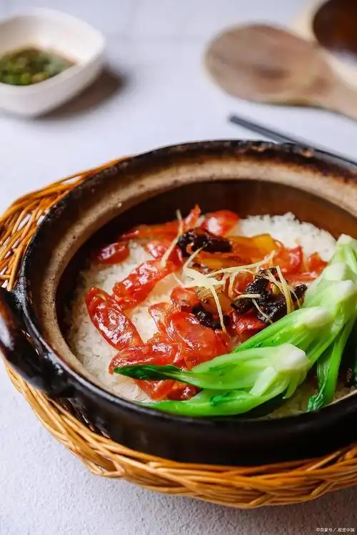 广东煲仔饭是一道传统的粤菜,它融合了广州人饮食文化中的精华.